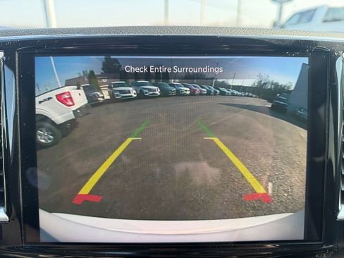 Used 2023 Chrysler Pacifica Touring-L image 34