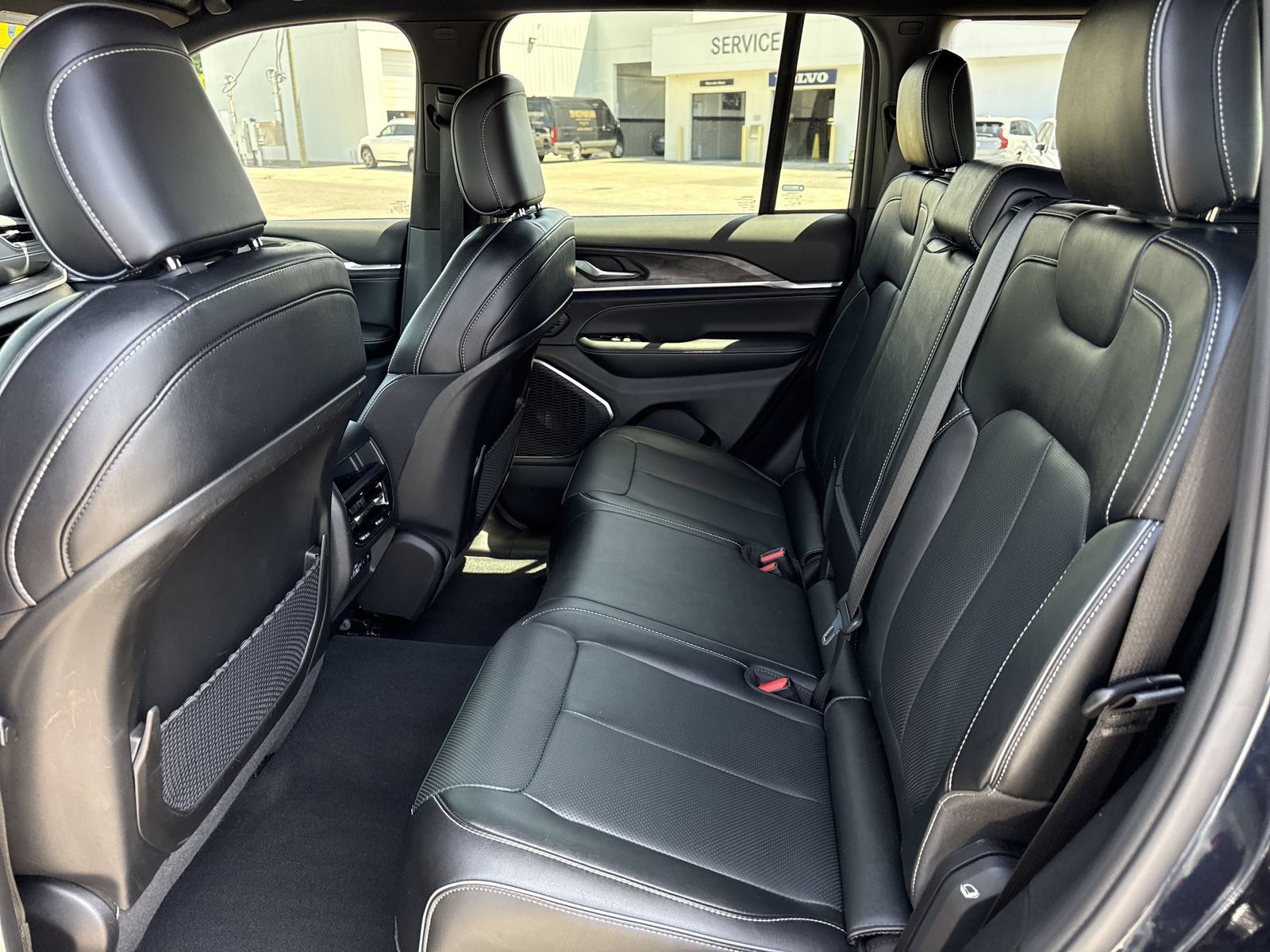 Used 2024 Jeep Grand Cherokee Overland AWD/4WD image 10