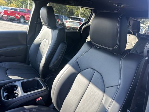 New 2026 Chrysler Pacifica Select image 11