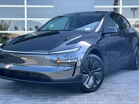 Used 2026 Tesla Model Y Long Range RWD image 1