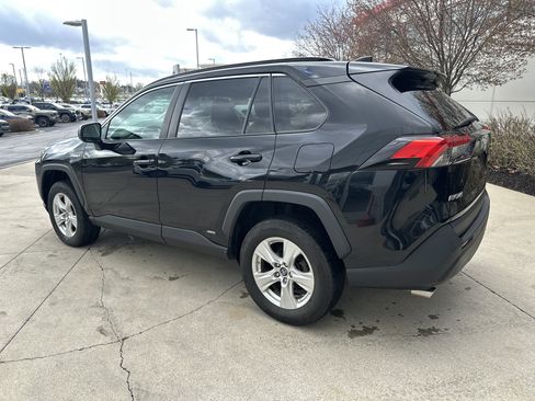 Used 2021 Toyota RAV4 LE AWD/4WD image 7