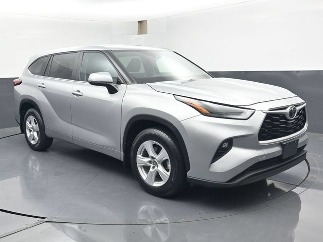 Used 2023 Toyota Highlander LE AWD/4WD image 2