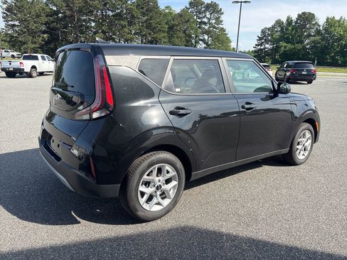 Used 2025 Kia Soul LX w/ LX Technology Package FWD image 8