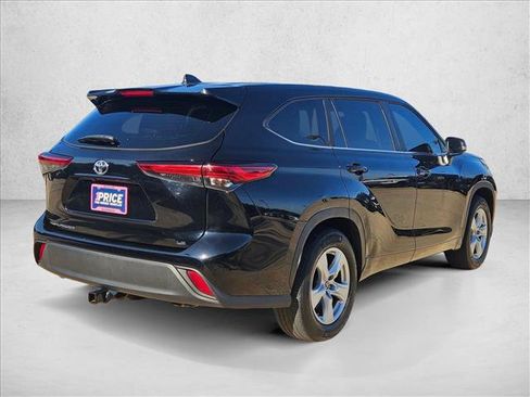 Used 2023 Toyota Highlander LE FWD image 5