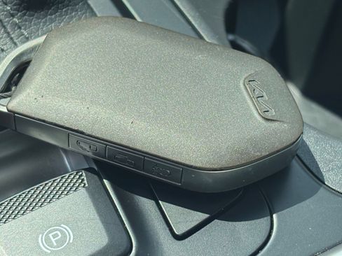 Used 2026 Kia Carnival FWD image 22