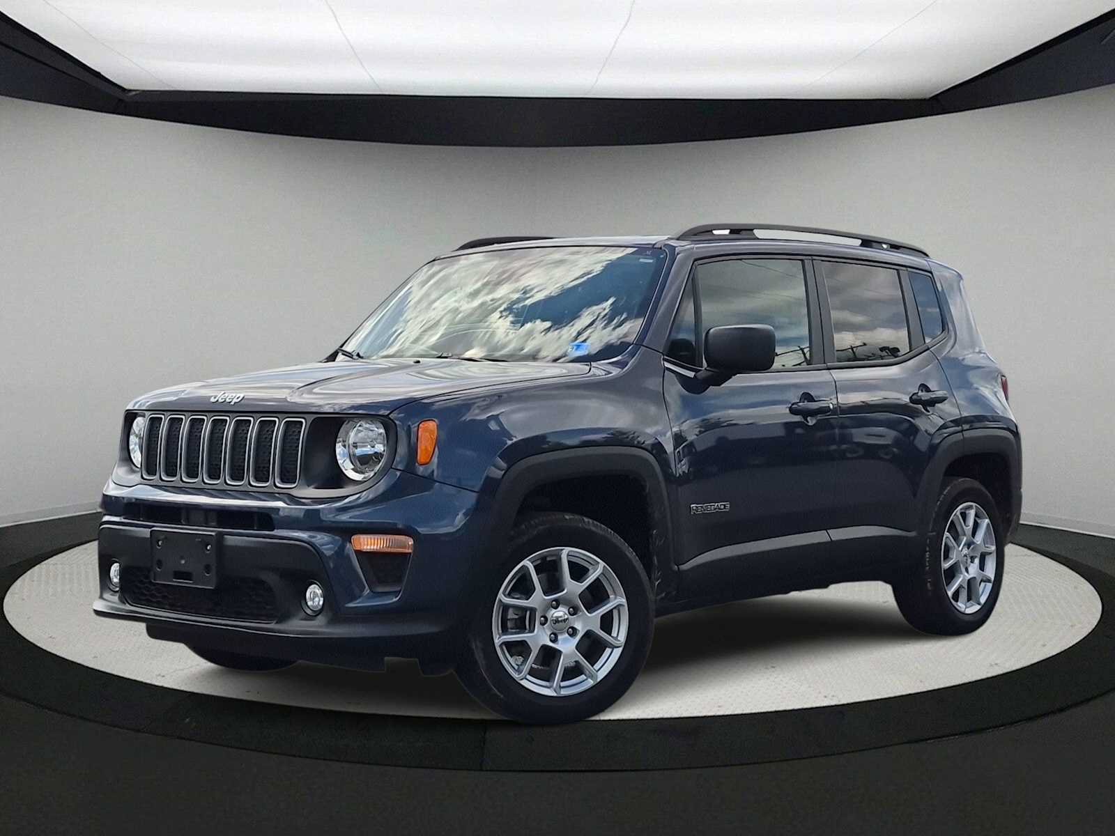 Used 2023 Jeep Renegade Latitude w/ Premium Group AWD/4WD image 1