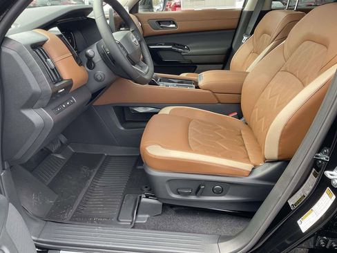 New 2026 Nissan Pathfinder Platinum image 16