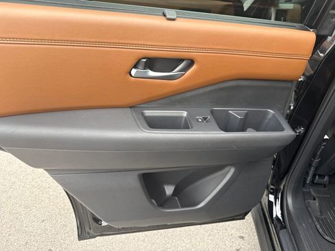 Certified 2025 Nissan Pathfinder Platinum image 33