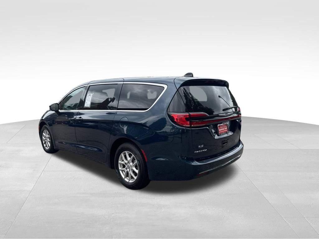 Used 2023 Chrysler Pacifica Touring-L FWD image 5