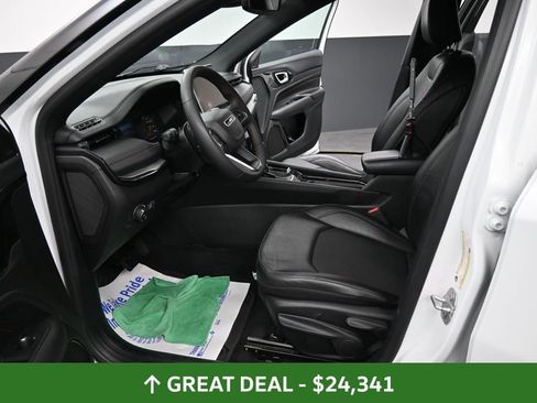 Used 2025 Jeep Compass Trailhawk AWD/4WD image 32