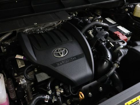 Used 2025 Toyota Highlander XLE FWD image 28