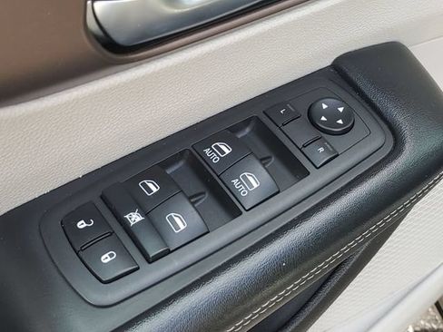 Used 2022 Chrysler Voyager LX FWD image 26