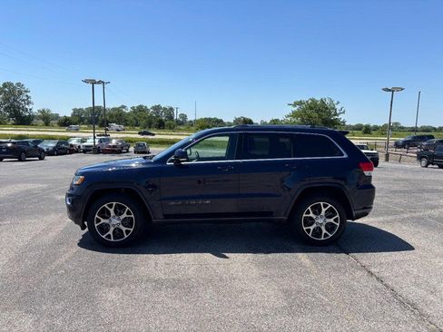 Used 2018 Jeep Grand Cherokee Limited AWD/4WD image 2