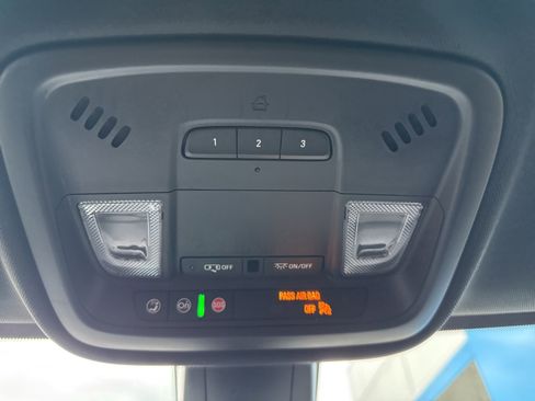 Used 2023 Chevrolet Traverse LT w/ Rear Camera Mirror Package image 31