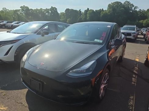 Used 2024 Tesla Model Y Long Range AWD/4WD image 2
