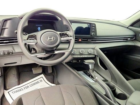 Used 2025 Hyundai Elantra SE w/ Cargo Package FWD image 11