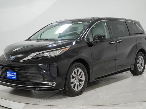 Used 2022 Toyota Sienna XLE AWD/4WD image 4