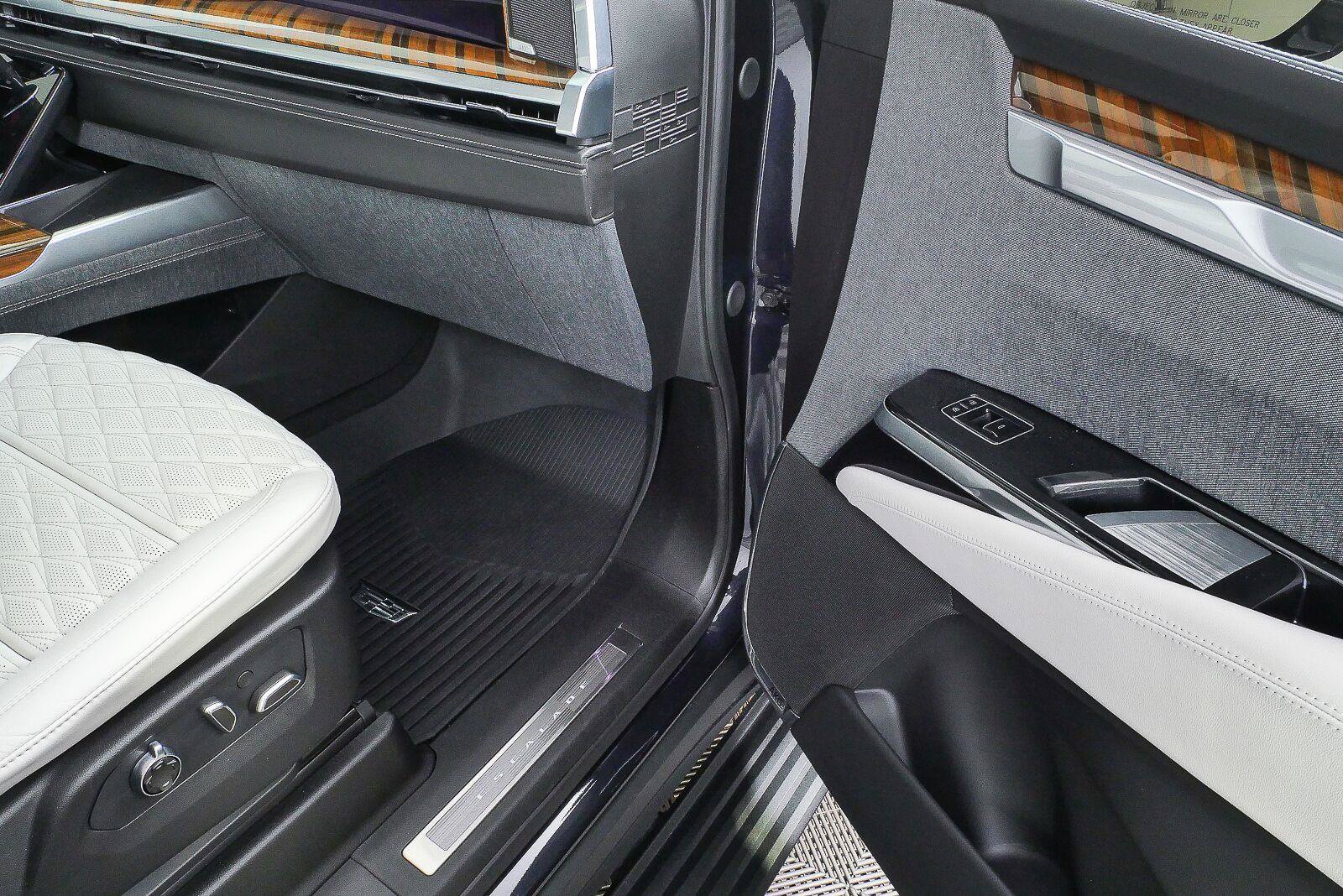 Used 2026 Cadillac Escalade ESV Platinum Sport w/ LPO, ONYX Package AWD/4WD image 23