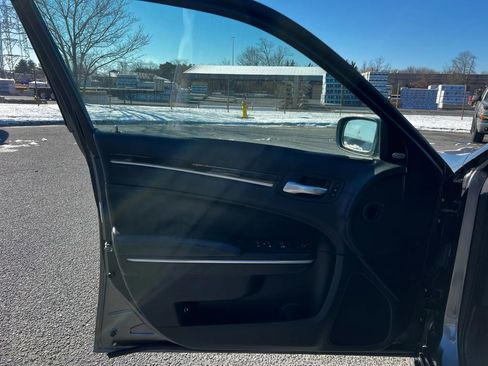 Used 2016 Chrysler 300 C image 9