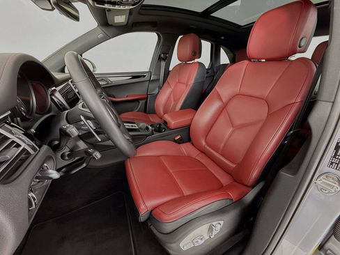 Certified 2025 Porsche Macan image 5