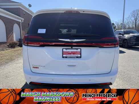 New 2026 Chrysler Pacifica Pinnacle image 4