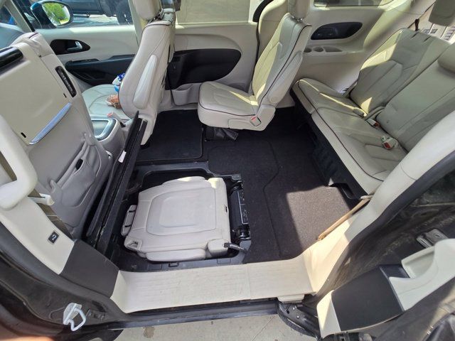 Used 2017 Chrysler Pacifica Limited FWD image 42