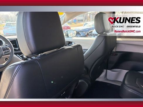 Used 2024 Chrysler Pacifica Touring-L image 34