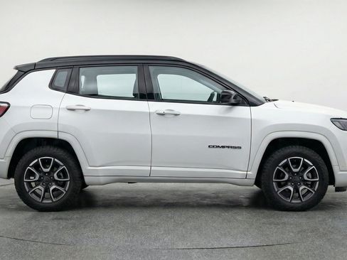 Used 2025 Jeep Compass Trailhawk AWD/4WD image 11
