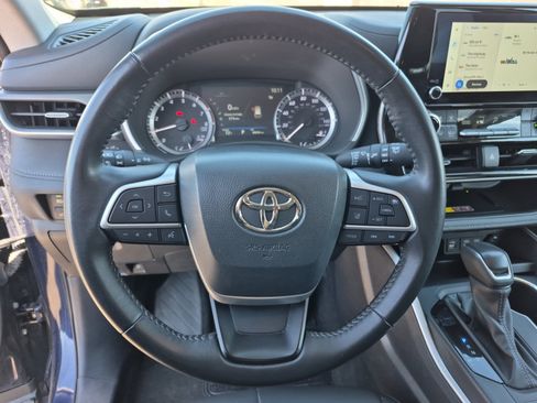 Certified 2025 Toyota Highlander XLE AWD/4WD image 9