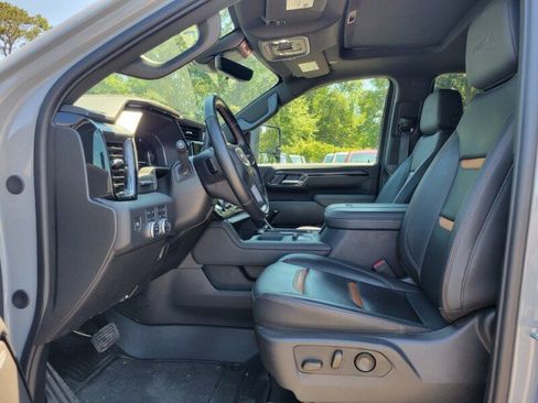 Used 2025 GMC Sierra 2500 AT4 w/ AT4 Premium Plus Package AWD/4WD image 9