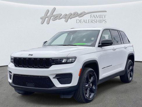 Certified 2025 Jeep Grand Cherokee Altitude image 9