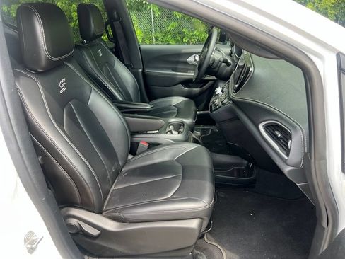 Used 2024 Chrysler Pacifica Limited FWD image 37