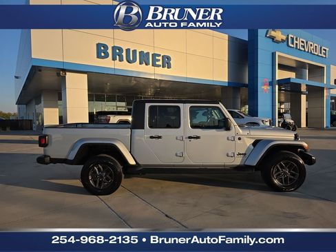 Used 2024 Jeep Gladiator Sport image 19