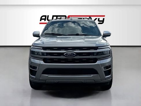 Used 2023 Ford Expedition Platinum RWD image 2