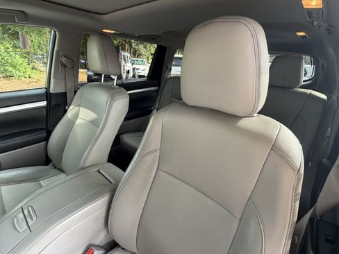 Used 2018 Toyota Highlander XLE FWD image 18