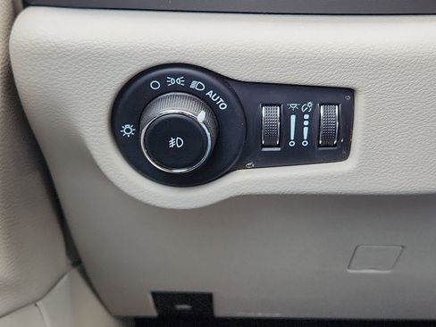 Used 2023 Chrysler Pacifica Touring-L image 15