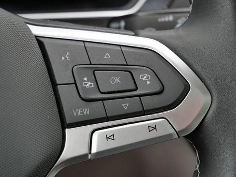 Certified 2023 Volkswagen Tiguan SE R-Line image 31