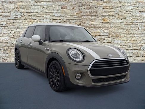 Used 2019 MINI Cooper 4-Door Hardtop w/ Signature Upholstery Package image 2