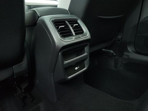 Used 2025 Volkswagen Taos SE w/ Panoramic Sunroof Package FWD image 15