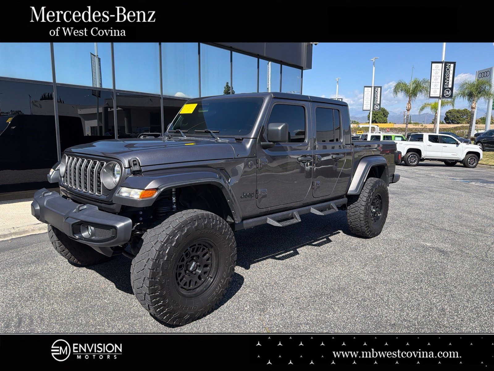 Used 2025 Jeep Gladiator Sport AWD/4WD image 1