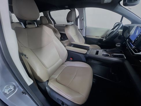 Used 2023 Toyota Sienna XLE FWD image 30