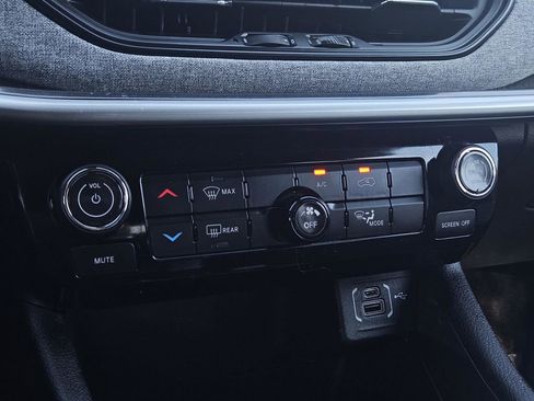 Used 2024 Jeep Compass Latitude image 24