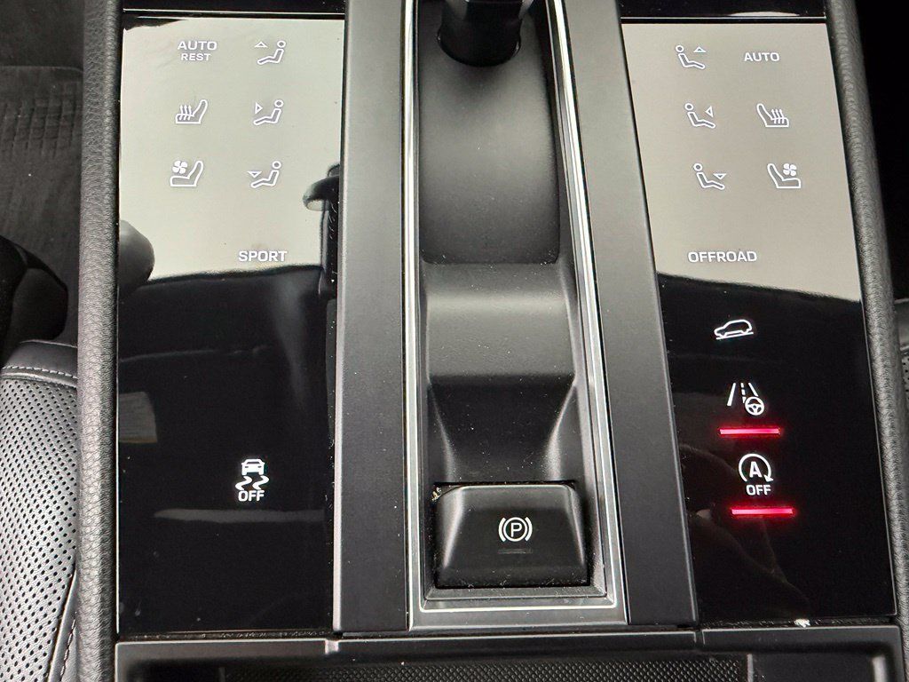 Certified 2023 Porsche Macan AWD/4WD image 32