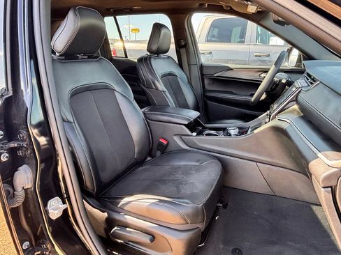 Used 2023 Jeep Grand Cherokee Altitude AWD/4WD image 28