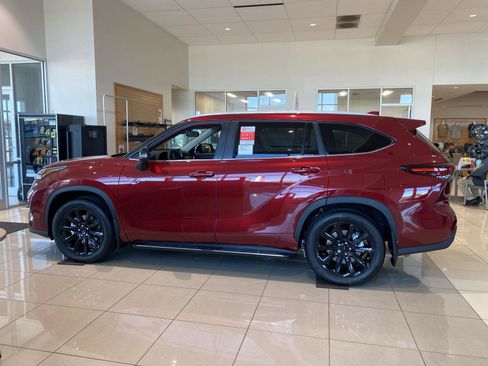 New 2026 Toyota Highlander XLE image 4