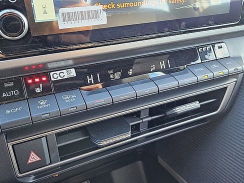 Used 2025 Toyota Camry SE w/ Convenience Package image 12