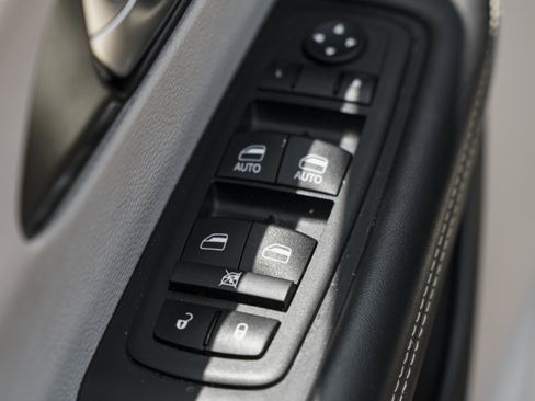 Used 2024 Chrysler Pacifica Touring-L FWD image 22