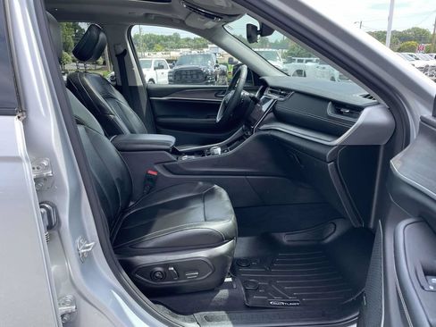 Used 2023 Jeep Grand Cherokee L Limited AWD/4WD image 16