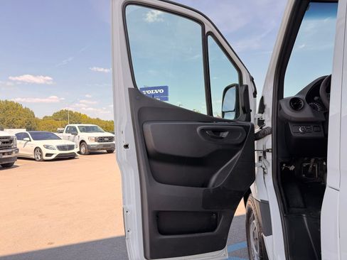 Used 2021 Mercedes-Benz Sprinter 2500 image 12