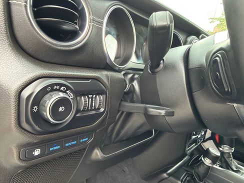 Used 2022 Jeep Wrangler Unlimited Sahara AWD/4WD image 33